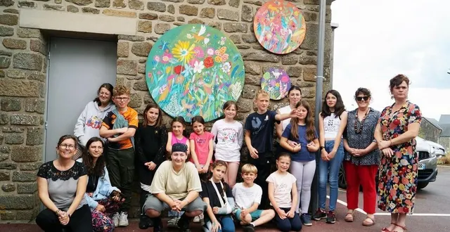 photo  les jeunes posent sous leurs œuvres, qui viennent d’être apposées sur le mur côté entrée de la médiathèque de chanu (orne). ils sont encadrés par anne-laure rocton à gauche et nathalie vauléon à droite de la photo. l’artiste plasticienne marion alexandre est aussi à droite de la photo.  &copy;  ouest-france 