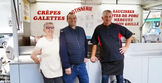photo  catherine et pierre picot aux côtés de leur successeur, laurent sajot.  &copy;  ouest-france 