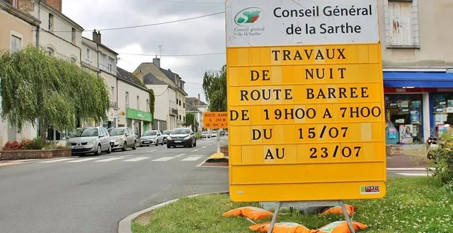 photo  un panneau à l’entrée de la rue gambetta annonce le chantier mené par le département de la sarthe à sablé-sur-sarthe.  &copy;  ouest-france 