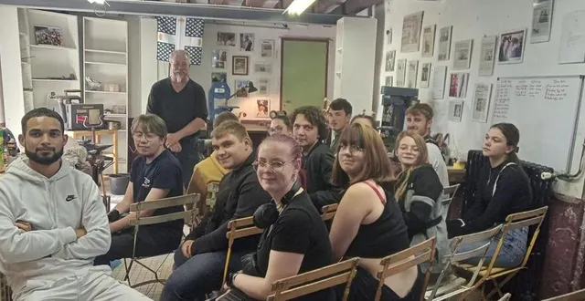 photo  les jeunes de la mission locale sarthe-nord ont pu se faire une idée du métier de coutelier.  &copy;  le maine libre 