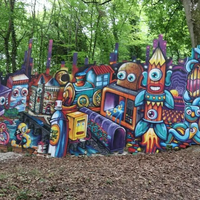 photo l’art urbain prend l’air avec bonheur dans le parc du château de candes. la visite du parc, en journée, reste disponible. ?  ©  co – benoit rochard