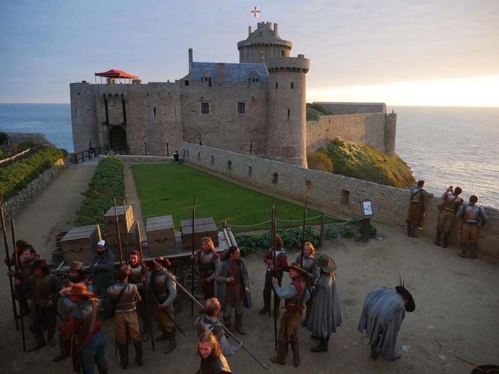 Lieu de tournage en Bretagne, le Fort-La-Latte dévoile les coulisses ...