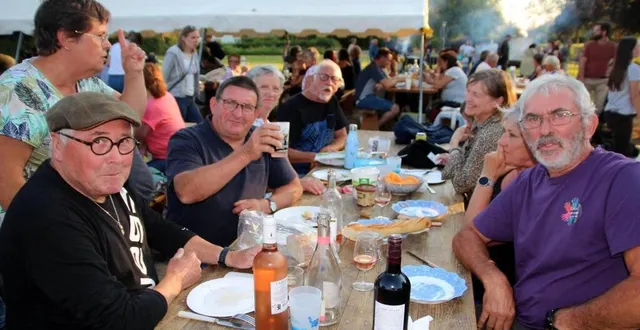 photo  les amis de l’école et d’autres associations étaient partie prenante des festivités du 14 juillet.  &copy;  le maine libre 