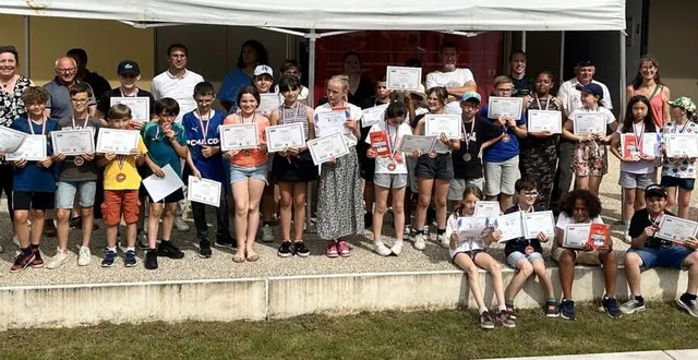 photo  les enfants ont reçu leur médaille et leur diplôme en présence des ambassadeurs qui organisent les différentes actions au cours de l’année, en partenariat avec la municipalité et les enseignantes de l’école louise-michel.  &copy;  le maine libre 