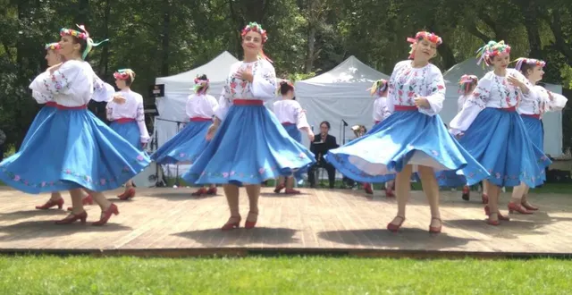 photo  les danseuses ukrainiennes exécutent leurs danses traditionnelles.  &copy;  le maine libre 