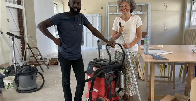photo  bob ndongala, parent d’élève bénévole, et yolande peigné, directrice de l’école, participent tous deux aux travaux de rénovation.  &copy;  ouest-france 