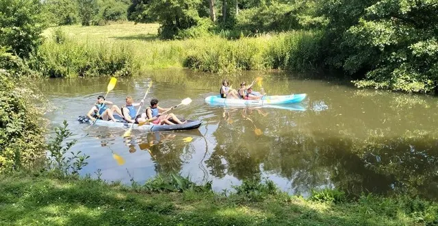 photo  à peine arrivés au campement, les scouts de france qui vont passer une dizaine de jours à la base de loisirs, se sont lancés dans une grande randonnée kayak sur la vègre qui alimente le plan d’eau.  &copy;  ouest-france 