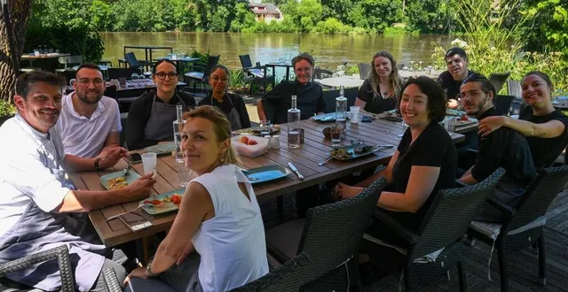 photo  déjeuner du personnel du restaurant le bosquet. dans cet établissement des bords du louet aux ponts-de-cé, on mise sur le bien-être au travail et la convivialité.  &copy;  laurent combet 