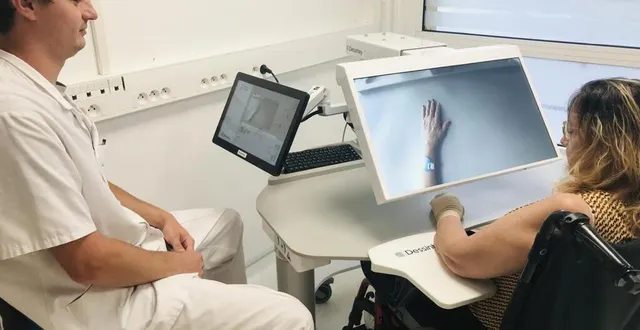 photo  antoine vidal, ergothérapeute, en séance de thérapie miroir avec une patiente. sosan smr (soins médicaux et réadaptations), site de parigné-l’évêque.  &copy;  ouest-france 