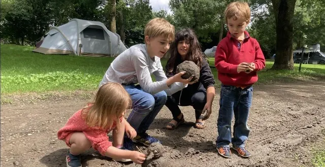photo  les enfants de la famille normande jouent avec la boue laissée par la pluie.  &copy;  ouest-france 