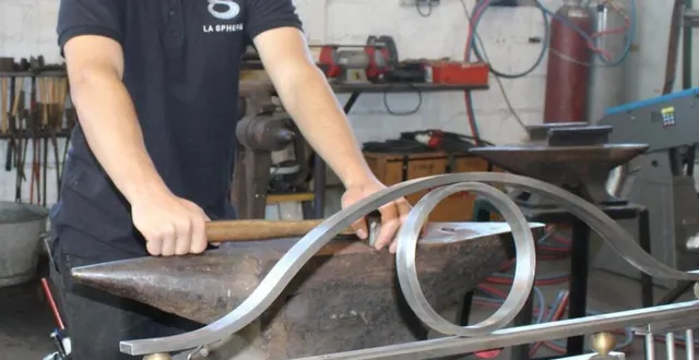 photo  shadd gaudree est médaillé d’or départemental du meilleur apprenti de france (maf). il est au milieu de ses enclumes, devant la forge et derrière son chef-d’œuvre.  &copy;  ouest-france. 