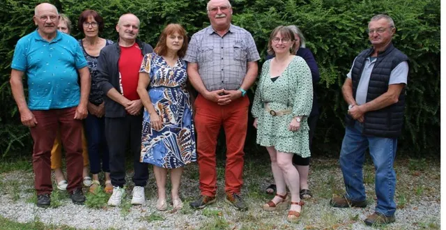 photo  jean-luc marchand (3e à droite), le président, accompagné de membres du bureau et de bénévoles du comité des fêtes.  &copy;  ouest-france 