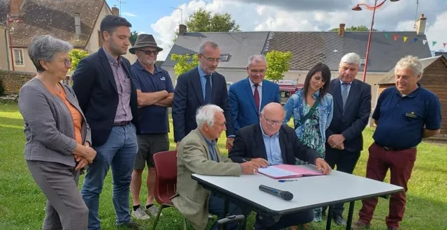 photo  le maire, arnaud de calonne, et jean-claude pellemoine, de la fondation du patrimoine, lors de la signature des accords de financement.  &copy;  ouest-france 
