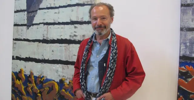 photo  l’artiste guy de malherbe devant l’un de ses grands formats inspirés par les falaises de normandie.  &copy;  le maine libre 