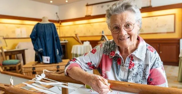 photo  bourg-le-roi, samedi 13 juillet 2024. ?odile racinet brode depuis qu’elle est entrée à la maison boulard, il y a 74 ans. l’entreprise de bourg-le-roi a disparu en 1968, mais le musée du point de beauvais entretient le savoir-faire des brodeuses.  &copy;  le maine libre - xavier sarrat 