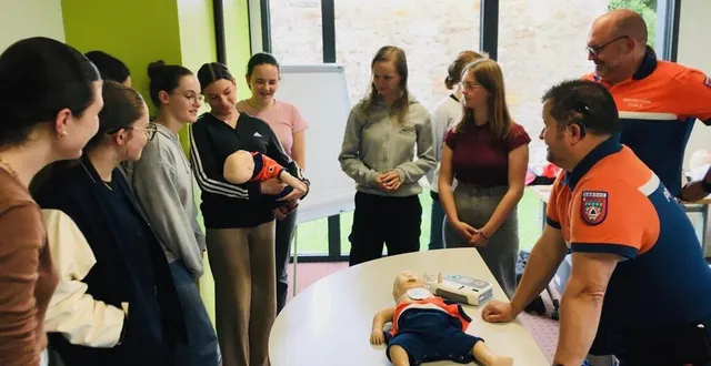 photo  les jeunes participantes durant les deux jours de stage d’initiation au baby-sitting à la maison des loisirs de neuville.  &copy;  le maine libre 