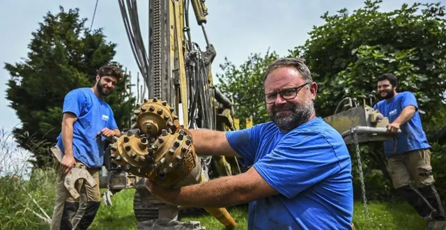 photo  requeil, jeudi 20 juin 2024. l’entreprise de pascal ribet (au premier plan) est très sollicitée. le puisatier s’est diversifié dans la géothermie.  &copy;  le maine libre – denis lambert 