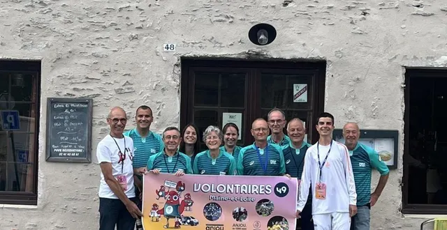 photo  une dizaine de volontaires aux jeux olympiques vivant dans le maine-et-loire se sont réunis vendredi 12 à saint-georges-sur-loire pour partager leurs futures missions.  &copy;  martial dupont 