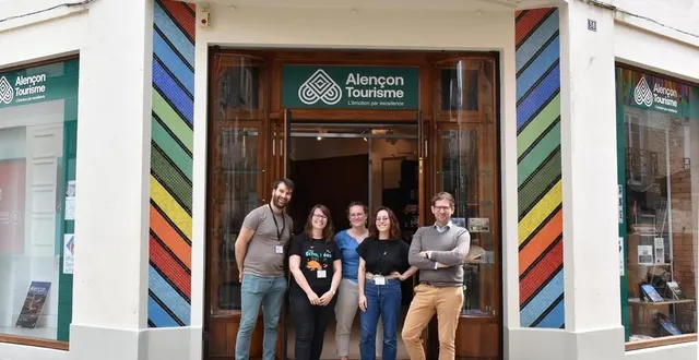 photo  l’équipe de l’office de tourisme d’alençon a investi ses nouveaux locaux pour l’accueil du public, dans la rue aux sieurs.  &copy;  office de tourisme du pays d’alençon 