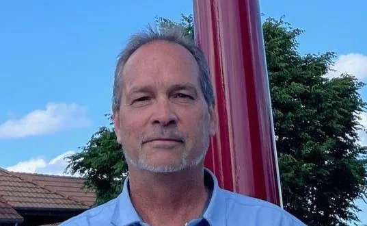 photo  sébastien jacquelin, ici au pied d’un mat de transmission, est le responsable du bon déroulement du projet de vidéo protection.  &copy;  ouest-france 