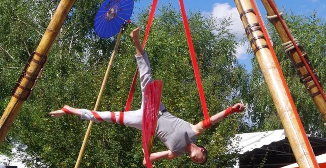 photo  la compagnie arts des airs, du cirque aérien contemporain, a ouvert les festivités.  &copy;  le maine libre 