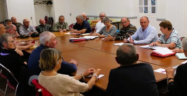photo  frédéric beauchef (chemise bleue) a présidé la réunion.  &copy;  le maine libre 