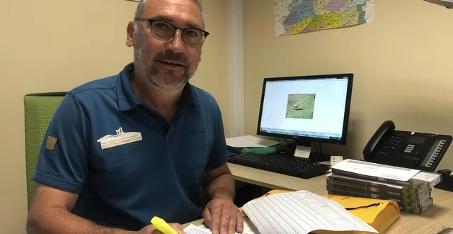 photo  voivres-lès-le mans, mercredi 19 juin 2024. hors ouverture, tout un travail de gestion est mené par les chasseurs, ainsi que le détaille olivier caillibot, technicien à la fédération départementale.  &copy;  le maine libre 