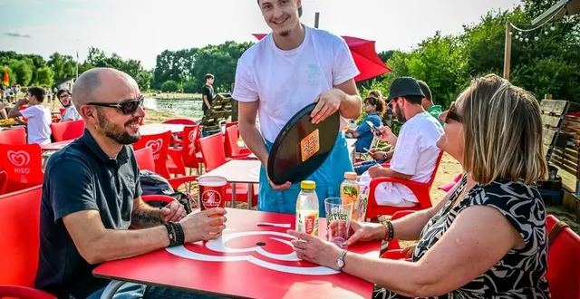 photo  arnage, le mercredi 17 juillet. paul lereteux découvre la gestion d’une guinguette avec la gèmerie beach.  &copy;  le maine libre - yvon loué 
