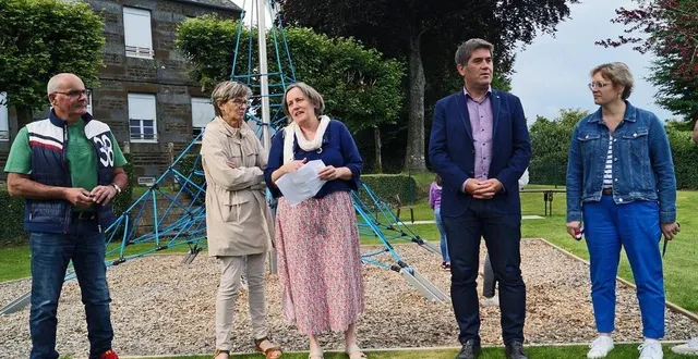 photo  la pyramide est l’une des structures installée dans l’aire de jeu. les pelouses ont été réalisées par les services techniques de tinchebray-bocage (orne).  &copy;  ouest-france 
