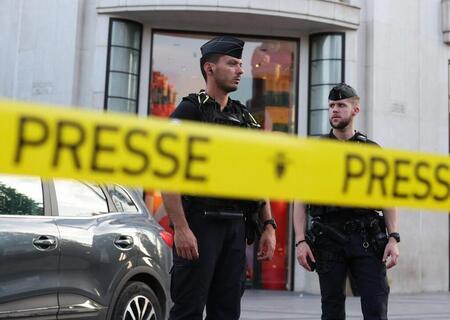 photo Des gendarmes surveillent le cordon de sécurité autour du lieu de l’attaque au couteau d’un policier, le 18 juillet 2024 à Paris. Marko Djurica / REUTERS 