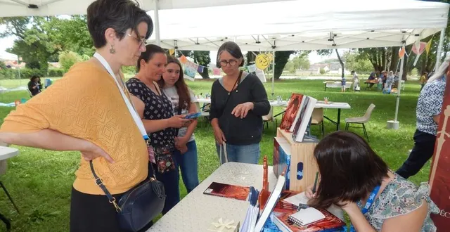 photo  de nombreux lecteurs sont venus à la rencontre de solène chartier, autrice de la trilogie fantasy « la laïsha ».  &copy;  le maine libre 