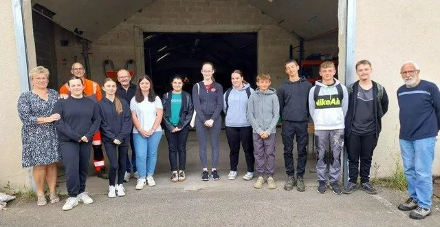 photo  les dix jeunes volontaires avec la maire et les encadrants.  &copy;  le maine libre 