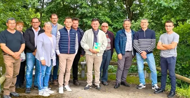 photo  les représentants de l’association du comice agricole cantonal des alpes mancelles et du comité d’organisation, accompagnés d’élus de la commune de sougé-le-ganelon et des agriculteurs des fermes visitées.  &copy;  mairie de sougé 