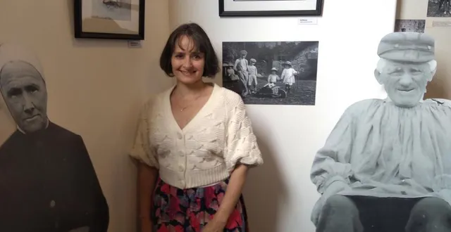photo  nathalie vetel devant des photographies historiques sélectionnées sur le village de saint-léonard-des-bois.  &copy;  le maine libre 