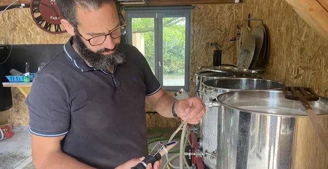 photo  marc vionnet-fuasset mesure la densité du brassin : la teneur en sucre du liquide.  &copy;  co 