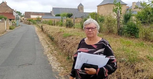 photo  samedi, les rues du quartier de cré-sur-loir accueilleront les exposants du vide-greniers. josette huet, de l’association famille rurale de cré, collecte les inscriptions pour les derniers retardataires.  &copy;  ouest-france 