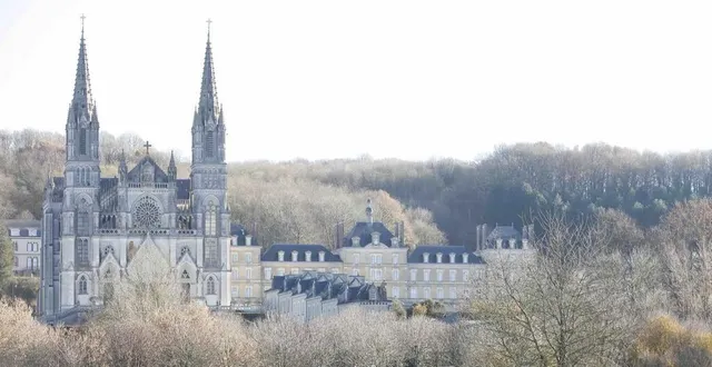 photo  la chapelle dresse fièrement ses clochers.  &copy;  archive gérard houdou 