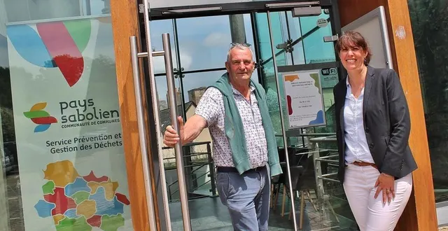 photo  pierre paterne, vice-président communautaire en charge de l’environnement, avec anne-hélène grenapin, la cheffe du service prévention et gestion des déchets, à l’entrée des nouveaux locaux, rue du château.  &copy;  ouest-france 