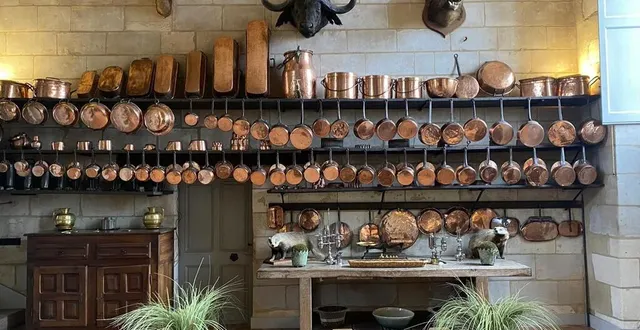 photo  les descendants du maréchal de contades vous ouvrent les portes du château de montgeoffroy, ici les 260 cuivres de la cuisine.  &copy;  château de montgeoffroy 