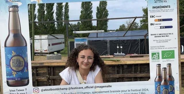 photo  cloé hérisson, en charge de la communication, présente la nouveauté 2024 d’à tout bout d’champ : la bière du festival.  &copy;  le maine libre 
