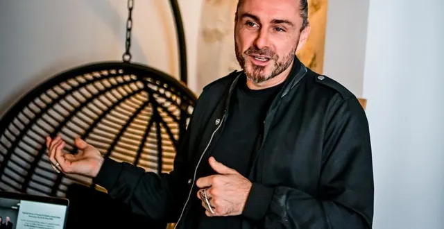 photo  le sarthois raphaël perrier et son équipe ont été retenus pour coiffer les athlètes internationaux présents aux jeux olympiques et paralympiques de paris.  &copy;  photo le maine libre – yvon loué 