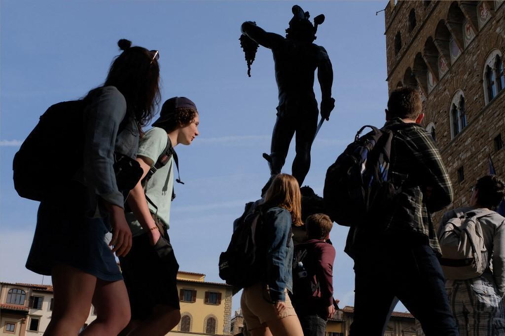 À Florence, les photos provocatrices d’une touriste sur une statue de ...