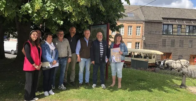 photo  l’équipe de l’office du tourisme réunie pour présenter la journée sous le signe du cheval, alors que passe l’attelage hippomobile.  &copy;  ouest-france 