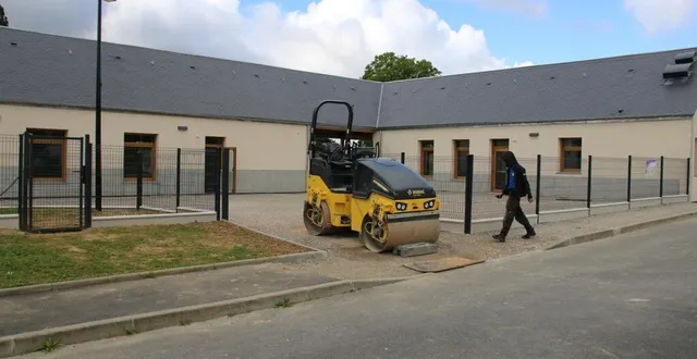 photo  dans la salle de classe, patrick gosnet, maire, (à gauche), en présence d’un technicien à la pose d’un revêtement de sol.  &copy;  ouest-france 