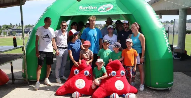 photo  l’athlète mohamed serbout, à gauche, en invité d’honneur lors de la tournée « sarthe destination sport ».  &copy;  ouest-france 