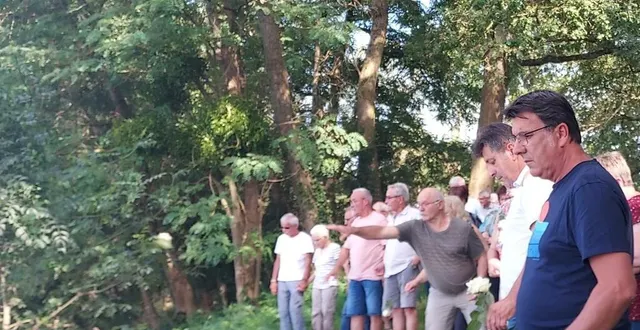 photo  les membres de chaque famille ont lancé une rose blanche dans le fil de l’eau afin de rendre hommage aux 19 jeunes victimes emportées par la loire.  &copy;  ouest-france 