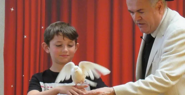 photo  les tours de magie de david régo ont enchanté tout le monde.  &copy;  mairie de courgains 