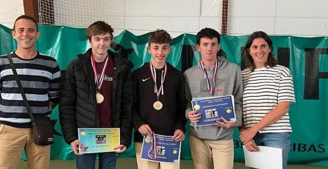 photo  romain, marek et nathan entourés de leur entraîneur, fabrice bourgault, et leur capitaine, fabienne buon.  &copy;  le maine libre 
