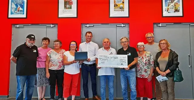 photo  un ordinateur portable et un chèque de 450 € ont été remis aux membres de l’association.  &copy;  ouest-france 