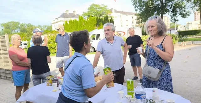photo  les campeurs ont apprécié le petit-déjeuner distribué par magali bourgois et lény mevel.  &copy;  ouest-france 